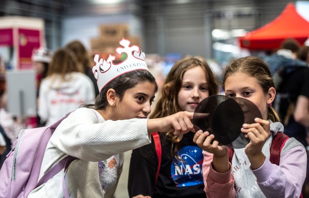 SPIE outreach support in action: Young students at 2023’s “Physics in Your Own Hand” project, run by the Optický Spolek Matfyz organization in conjunction with the SPIE Student Chapter at Czechia’s Charles University..