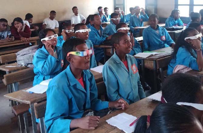 Students participate in an activity led by 2024 SPIE Outreach Grant recipient, ITATRA NGO, that explains how color mixing and light decomposition work.