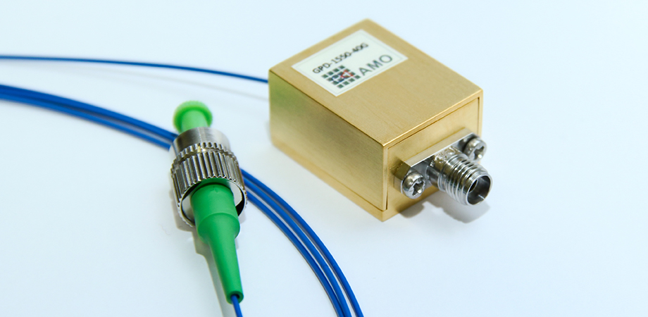 AMO packaged graphene photodetector